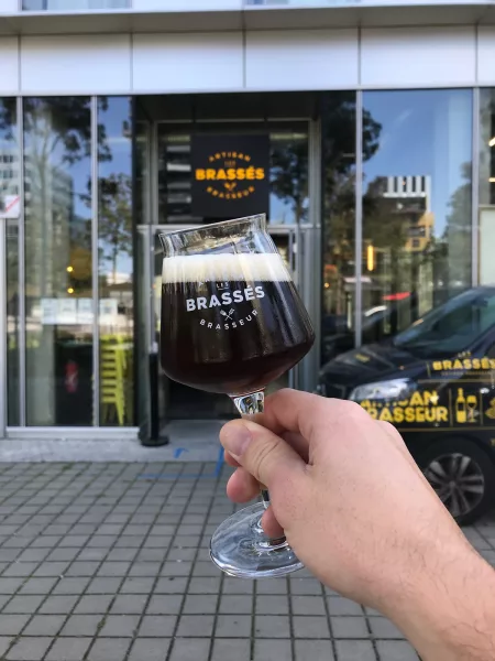 Bières bios nantaises dans un verre 25cl face à la devanture du Restaurant Les Brassés