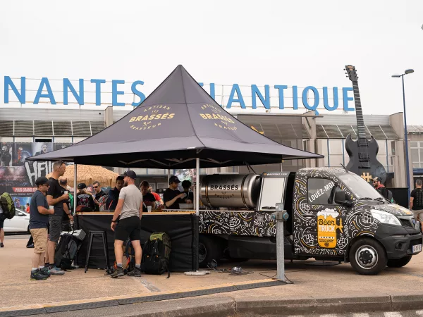 Photographie du Beertruck Les Brassés en prestation à l'Aéroport de Nantes Atlantique. Le camion à bières bios est disponible à la location pour professionnels et particuliers.