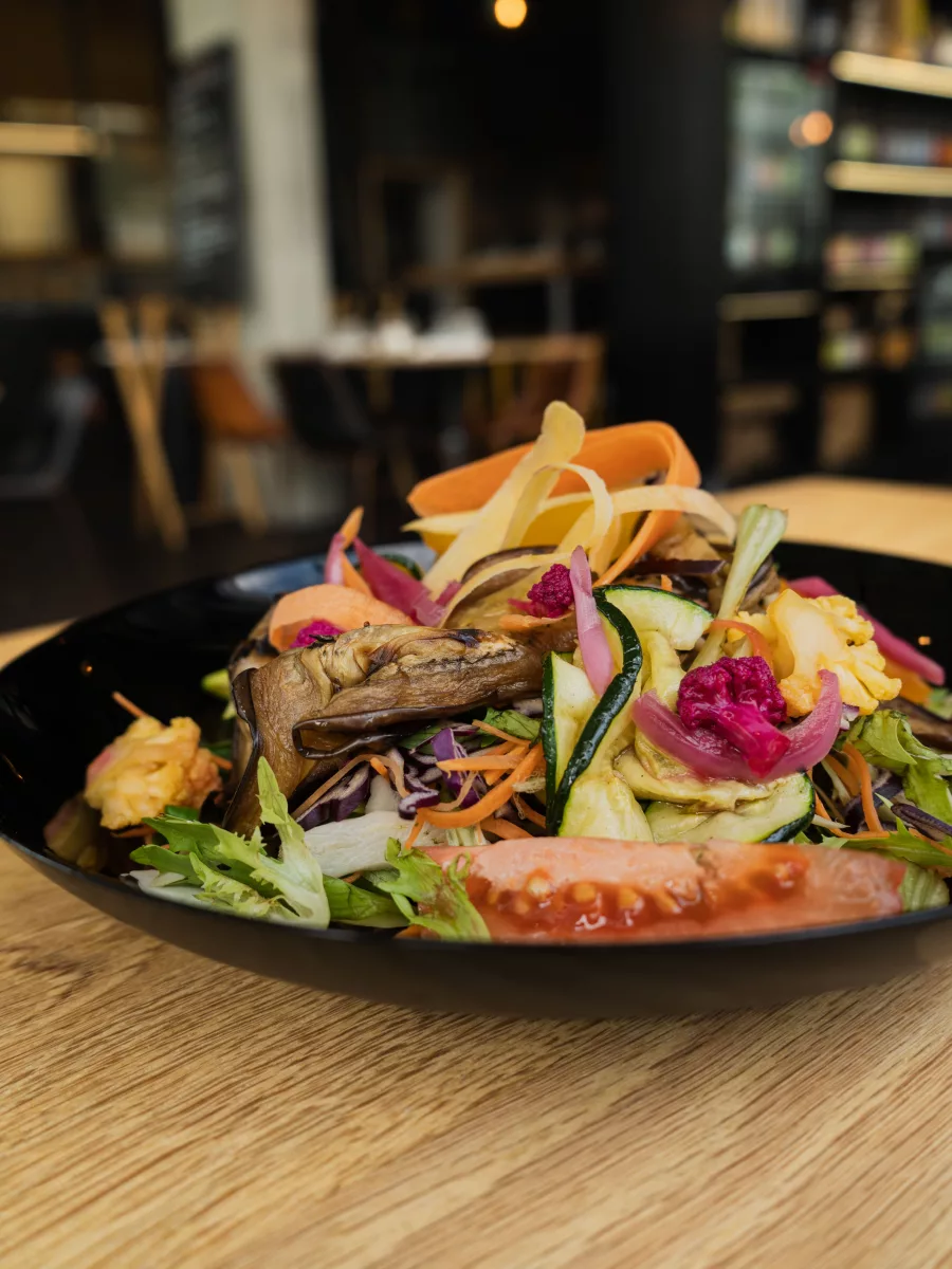 Salade végétarienne été 2023 à la carte du Restaurant Les Brassés