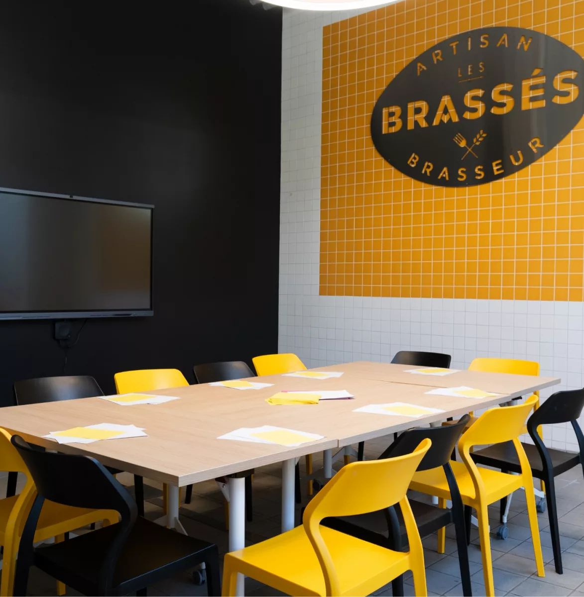 Photographie de la salle de réunion au Restaurant Les Brassés pour illustrer la privatisation d'une salle à Nantes